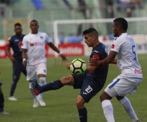 Galvaliz de Motagua en acción con Ever Alvarado de Olimpia. Foto: Marvin Salgado / El Heraldo.