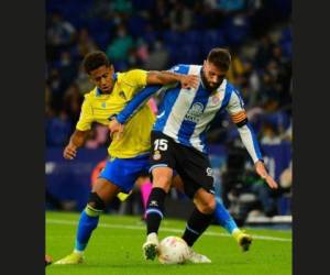 Choco Lozano disputando un balón contra un jugador del Espanyol. Foto: Cádiz