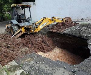 El personal de la UMAPS intervino ayer el socavón que se presentó en Lomas del Guijarro y que se ha vuelto frecuente en la capital.