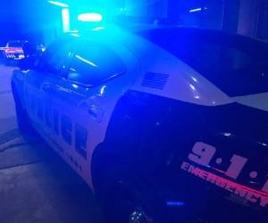 Según la policía de Dallas, Guyger, de 30 años, trabaja desde hace cuatro años en el departamento, y los medios locales reportaron que ya estuvo involucrada en un tiroteo en mayo de 2017.