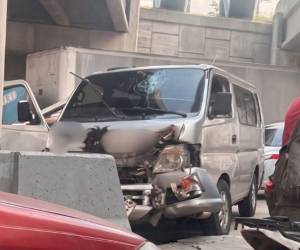 Un busito quedó con severos daños en la parte delantera luego de protagonizar un aparatoso accidente debajo de un puente en el segundo anillo periférico de San Pedro Sula.