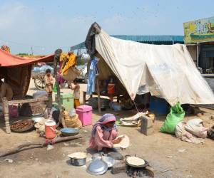 Una mujer desplazada internamente afectada por las inundaciones hace pan fuera de su tienda de campaña improvisada en la ciudad de Dera Allah Yar en el distrito de Jaffarabad, provincia de Baluchistán.