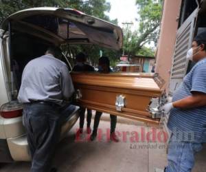 Momento en el que el féretro con el cuerpo de Edgar Armando Molina Fonseca cuando era retirado de la morgue. Foto: Estalin Irías/EL HERALDO