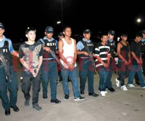 Los seis detenidos, entre ellos un menor, podrían ser acusados por los delitos de tráfico de drogas, homicidio y extorsión.