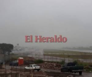 Las lluvias provocados por el frente frío mantienen con escasa visibilidad este mediodía a la capital de Honduras. (Foto: Estalin Irías/ El Heraldo Honduras/ Noticias Honduras hoy)
