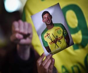 Los simpatizantes del club de fútbol FC Nantes se reúnen en Nantes después de que se anunció que el avión en que el delantero argentino Emiliano Sala volaba desapareció durante un vuelo desde Nantes en el oeste de Francia a Cardiff en Gales.