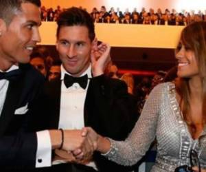 Momento en el que Cristiano Ronaldo saludó a Antonella Rocuzzo, futura esposa de Lionel Messi. (Foto: Agencias/AP/AFP)
