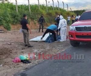 La persona fue hallada sin vida a la orilla de la carretera. Foto Estalin Irías| EL HERALDO