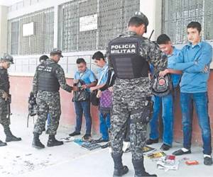 El Instituto Saúl Zelaya Jiménez lleva casi dos semanas con presencia militar permanente en su interior.