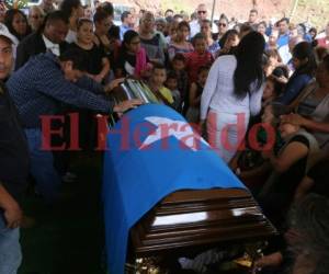 Sus familiares y amigos le dieron el último adiós este miércoles en horas de la tarde, cuando fue sepultado en un cementerio de esta ciudad. Foto: Estalin Irías.