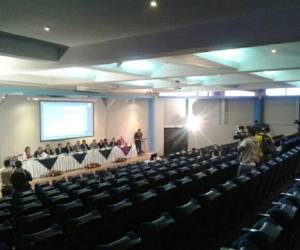 Así luce el auditorio de Química y Farmacia durante la audiencia de los magistrados a la CSJ (Foto: Johny Magallanes)