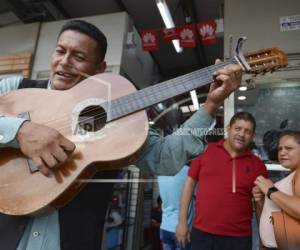 El trovador callejero Ángel Alvarado, conocido como 'Allan El Trovador,' entona una canción que compuso sobre el coronavirus en Guayaquil, Ecuador. Foto: AP.