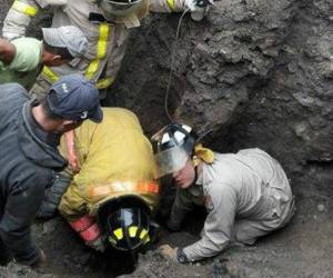 Los rescatistas del Cuerpo de Bomberos escarbaron con las manos para liberar al joven.