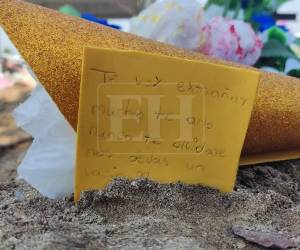 En un improvisado trozo de <i>foami</i> dorado un mensaje cargado de emotividad refleja el dolor de las familias de Rigores en Trujillo, Colón, que este viernes llora a sus hijos, padres, hermanos, todos víctimas de la masacre registrada en una finca de Paso Aguán. Las desgarradoras imágenes de la despedida múltiple captadas por El Heraldo.