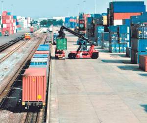 El ministro de la Secretaría de Recursos Naturales y Ambiente (Serna) de Honduras, Lucky Medina, informó sobre el impacto del proyecto del tren interoceánico en áreas protegidas y comunidades indígenas durante una reunión con la presidenta Xiomara Castro.