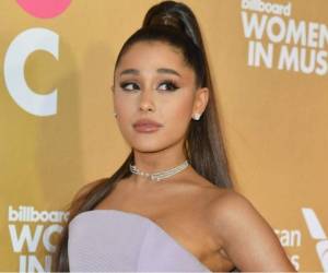 Ariana Grande también rompió el récord de más temas simultáneos en los 40 éxitos para una artista femenina. Foto: AFP