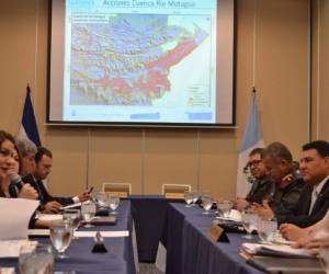 Las homologas de Honduras y Guatemala María Dolores Agüero y Sandra Erica Jovel Polanco se reunieron este sábado en conjunto con el resto de las delegaciones.