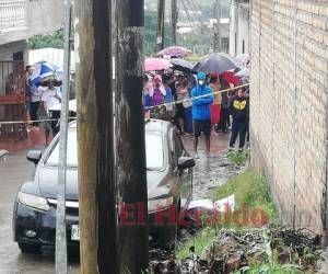 El cuerpo del joven quedó al costado de un vehículo. Foto: Estalin Irías/EL HERALDO