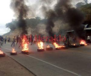 Desde horas de la mañana simpatizantes de la Alianza de Oposición quemaron llantas en la salida al sur de Honduras. Fotos: Jonhy Magallanes/ Mario Urrutia