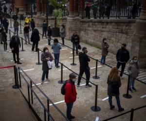 La tasa de infecciones de 14 días bajó a 275 casos por cada 100,000 habitantes hasta el lunes. Foto: AP