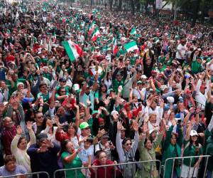 La Ciudad de México batió el Récord Guinness de la ola humana más multitudinaria del mundo fuera de un estadio.