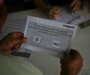 El 'Sí' al acuerdo de paz se impondría en Colombia, lo que refrendaría el pacto que busca cerrar el conflicto armado más antiguo de América. Foto: AFP