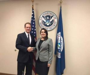 La canciller María Dolores Agüero y el subsecretario de la Oficina de Estrategia Política del Departamento de Seguridad Nacional, James Nealon.