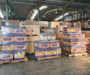 La ministra de Salud, Alba Consuelo Flores, dio a conocer que por parte del BCIE el pasado 6 de abril Honduras recibió una primera donación de 26,000 exámenes de prueba para detección del virus covid-19. Foto: Cortesía