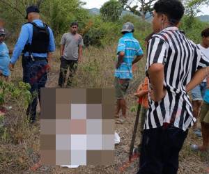 Agentes policiales y familiares de la víctima se dirigieron hacia el sector para recoger el cuerpo de Dueñas. Se desconoce el motivo del crimen.
