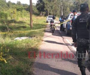 Personas que circulaban por el sector alertaron a las autoridades sobre la existencia del cuerpo que estaba tirado boca arriba en la orilla de la carretera. Foto: Estalin Irías | EL HERALDO.