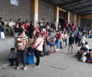 La Gran Central Metropolitana de San Pedro Sula amaneció llena de personas que viajan hacia el interior del país.