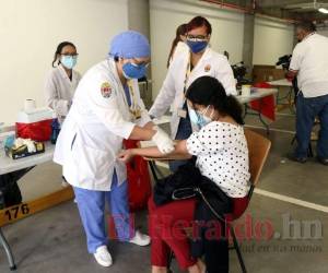 A más de 50 voluntarios que se han inscrito en el ensayo clínico ya les tomaron muestras de sangre y hoy les aplicarán la vacuna. Foto: El Heraldo