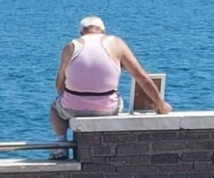 Un hombre de 70 años camina todos los días hacia la orilla del mar en un puerto de Italia con la fotografía de su esposa, quien falleció desde 2011. Foto: Facebook/Giorgio Moffa