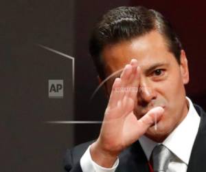 En esta foto de archivo del 3 de septiembre de 2018, el presidente mexicano Enrique Peña Nieto saluda a invitados que llegan a su último informe de gobierno en el Palacio Nacional de la Ciudad de México.