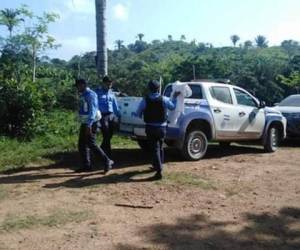 Agentes de la Policía llegaron a la escena del crimen tras recibir una llamada al 911 en la que se indicó sobre el cuerpo sin vida de un hombre.