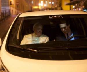 El Papa Francisco no es el primer Papa en haber sido conducido en un vehículo eléctrico, ya que el Papa Benedicto XVI se paseó algunas veces con el Renault Kangoo Z.E.