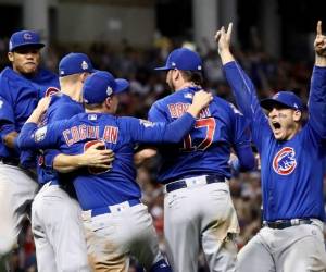 El partido fue un frenesí de emociones. Aroldis Chapman y Andrew Miller, los sensacionales relevistas de ambos equipos, fueron castigados. Foto: AFP