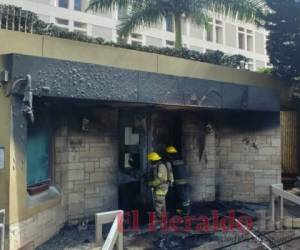 La entrada de la Embajada fue incendiada por protestantes. Foto: Alejandro Amador / EL HERALDO.