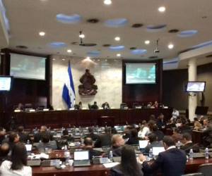 Previo a la sesión convocada, la bancada del Partido Nacional sostuvo una reunión en privado. (Foto: El Heraldo Honduras)