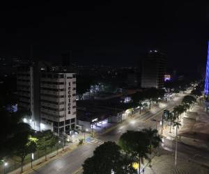 Las calles de Caracas tras varias detonaciones y explosiones en la madrugada de este sábado, en unos momentos en que Venezuela ha denunciado amenazas del Gobierno del presidente de Estados Unidos.