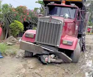 La motocicleta resultó prácticamente destruida, quedando incrustada entre las partes frontales de la volqueta.