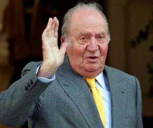 El rey Juan Carlos saluda a su llegada a la Academia Diplomática de Chile, en Santiago. Foto: Archivo AFP