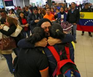 Los migrantes venezolanos en el aeropuerto junto a sus familiares. Foto: Agencia AFP