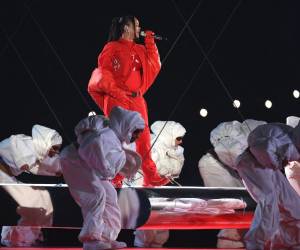 Vestida con un traje rojo entallado, la famosa anunció que espera su segundo hijo.