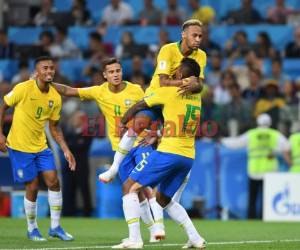 La calidad de ambos futbolistas desbarataba la defensa serbia, incapaz de encontrar un remedio a la rapidez de sus movimientos y combinaciones.Foto:AFP