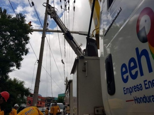 Los trabajadores realizarán cambio de conductor de línea primaria en la zona.
