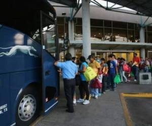 Según la ONG, los agentes interpelan a los pasajeros sobre su nacionalidad y planes de viaje. Foto: AFP