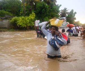Estas inundaciones también causaron importantes daños materiales en el país, destrozando cientos de casas y caminos.