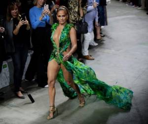 El atuendo por el que nació Google Imagenes fue usado nuevamente por la artista para cerrar sorprevisamente la pasarela de la firma en la Semana de la Moda de Milán. Fotos: Agencia AP.