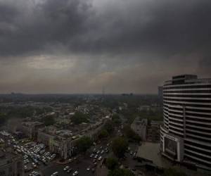 El meteoro, con vientos de hasta 100 kilómetros (60 millas) por hora, barrió zonas del oeste del estado de Uttar Pradesh el miércoles en la noche. Foto: AP
